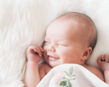 Защо бебетата се усмихват насън?