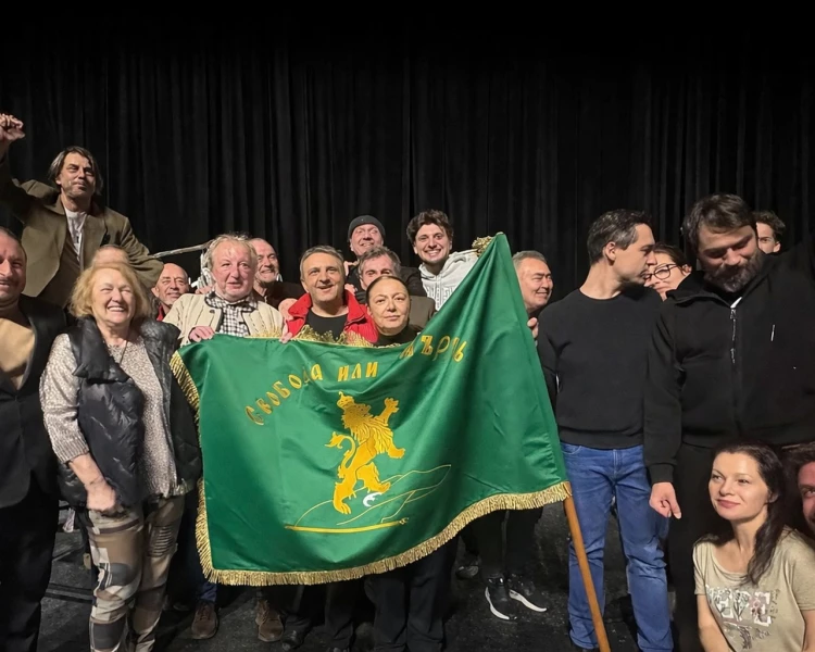 Кметът на Панагюреще подари реплика на знамето на Райна Княгиня на Пловдивския театър