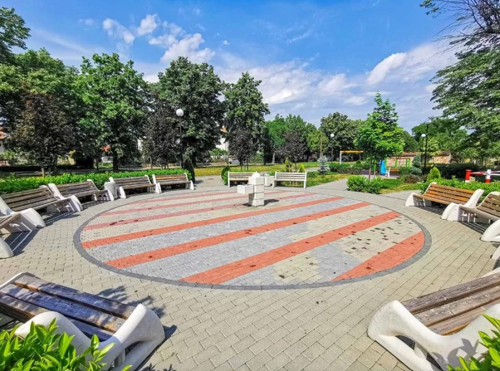 Двама малолетни изпочушиха пейки и украса в Баня, дават ги на прокуратурата