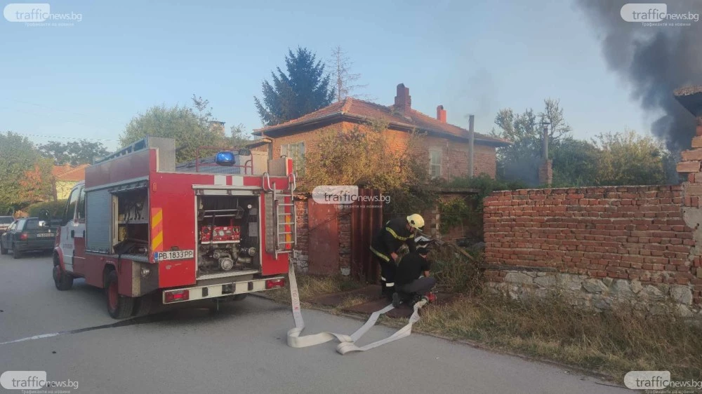 Горяха селскостопански постройки в Пловдивско, има засегнат добитък