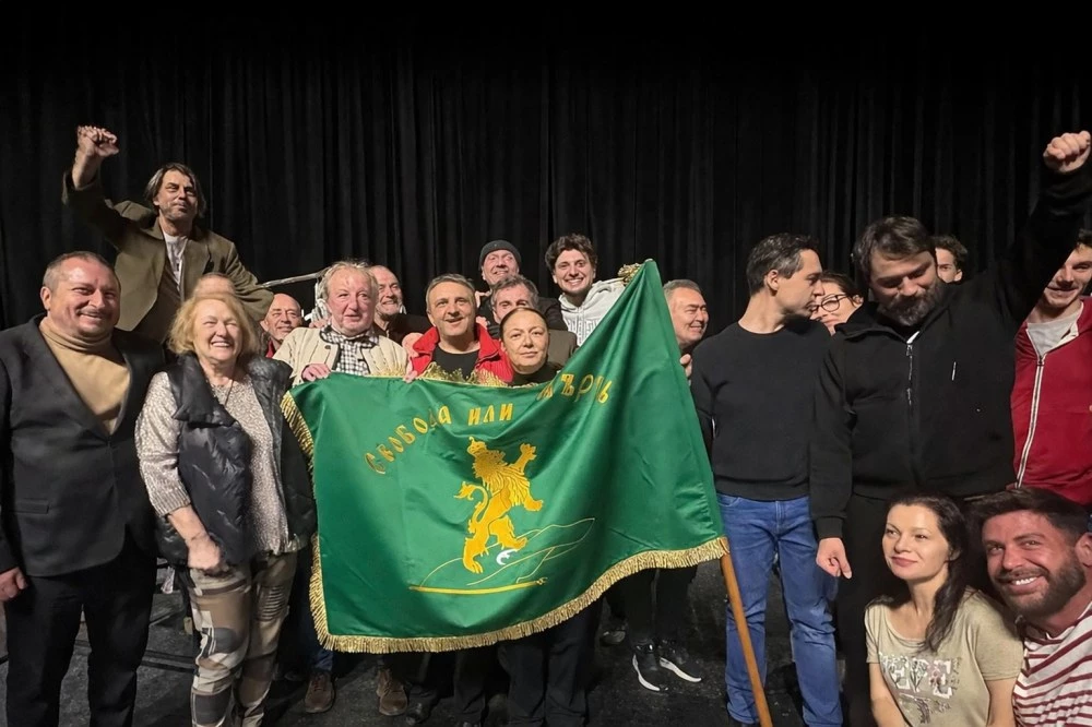 Кметът на Панагюреще подари реплика на знамето на Райна Княгиня на Пловдивския театър