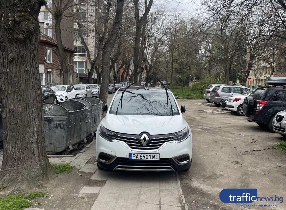 Тротоарът е личен паркинг? Шофьор обсеби пътеката пред детска градина