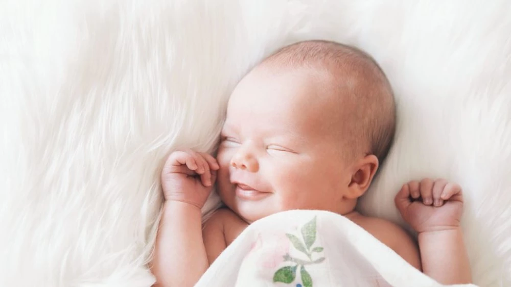 Защо бебетата се усмихват насън?