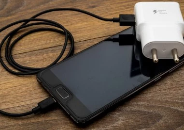 Безопасно ли е да зареждате телефона си през нощта?