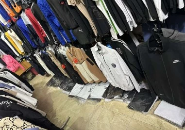 Разбиха бутик за ментета в Столипиново, иззеха над 700 дрехи