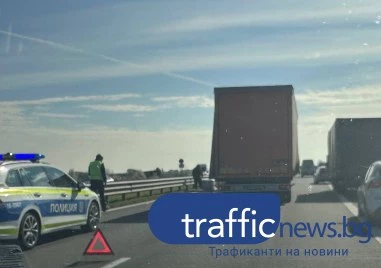 Затруднено движение по АМ „Тракия заради паднал товар от тир