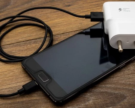 Безопасно ли е да зареждате телефона си през нощта?