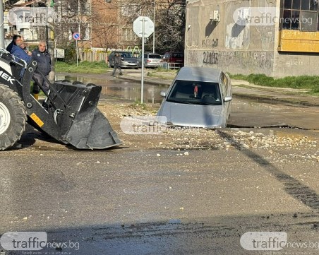 Голяма ВиК авария погълна кола в Пловдив, улица в 