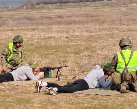 Младите „Приятели на армията