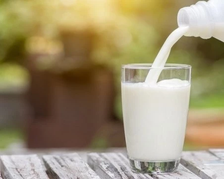 Млякото в България става все по-евтино за изкупуване, а за фермерите става все по-скъпо да го произвеждат