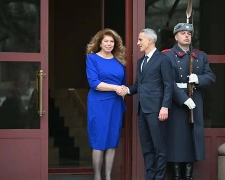 Йотова с остра реакция към Гюров: Неадекватно е да подписва 10-годишно споразумение с Украйна