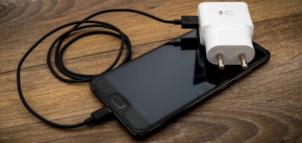 Безопасно ли е да зареждате телефона си през нощта?