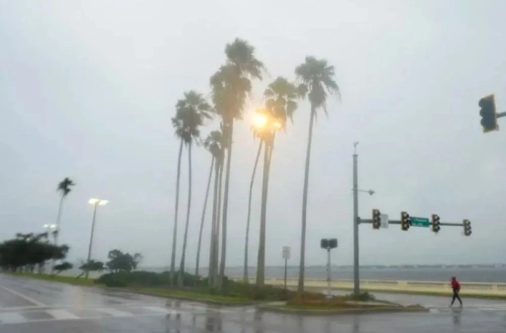 Червен и оранжев код за опасно време в Гърция: Предстоят бури, силен вятър и градушки