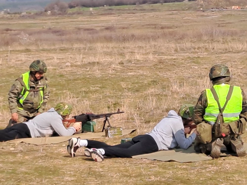 Младите „Приятели на армията