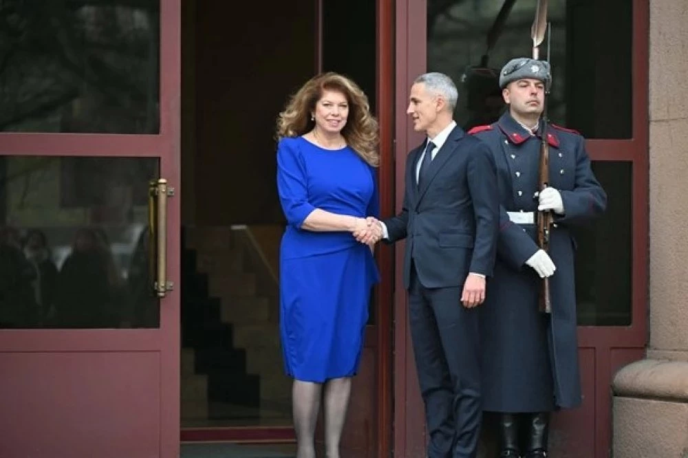 Йотова с остра реакция към Гюров: Неадекватно е да подписва 10-годишно споразумение с Украйна