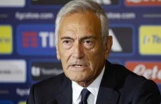 Президентът на Италианската футболна федерация не смята да подава оставка, но спортния министър му я поиска