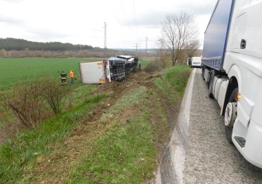 Баща и дъщеря са с опасност за живота след режка катастрофа, затворила част от пътя Русе-Варна