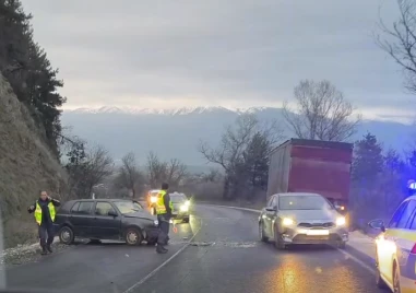 Катастрофа затруднява трафика между Пловдив и Карлово, има пострадал