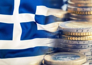 Минималната заплата в Гърция скочи до 920 евро