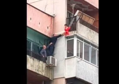 На косъм от трагедия: Полицаи спасиха 3-годишно дете от осмия етаж в Ямбол