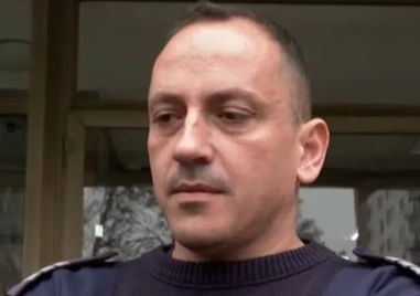 Полицаят, спасил увисналото от балкон дете: Казвах му, че ще му купя шоколад, само да не се пуска