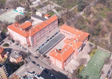 С награда от „Стани богат: Ученици от две гимназии в Пловдив изграждат класна стая на открито