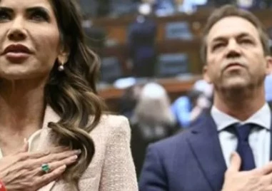 Секс, лъжи и перуки: Министърка на Тръмп в афера с помощник, докато мъжът ѝ се облича като жена