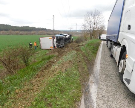 Баща и дъщеря са с опасност за живота след режка катастрофа, затворила част от пътя Русе-Варна