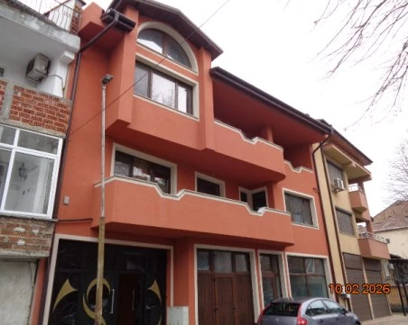 ЧСИ пусна на търг триетажна къща в двор в Асеновград за 71 000 евро