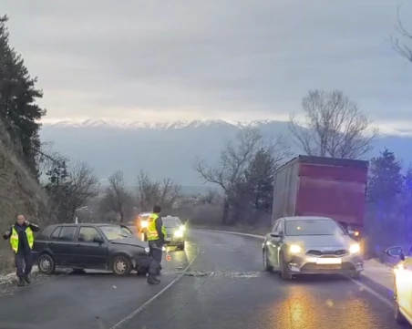 Катастрофа затруднява трафика между Пловдив и Карлово, има пострадал