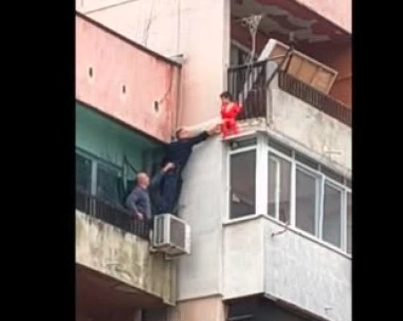 На косъм от трагедия: Полицаи спасиха 3-годишно дете от осмия етаж в Ямбол