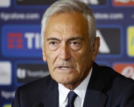 Президентът на Италианската футболна федерация не смята да подава оставка, но спортния министър му я поиска