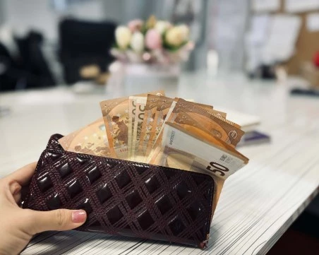 Новите заплати в образованието: Колко взимат учителите и директорите през 2026 г.?