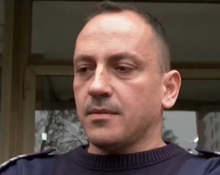 Полицаят, спасил увисналото от балкон дете: Казвах му, че ще му купя шоколад, само да не се пуска