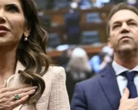 Секс, лъжи и перуки: Министърка на Тръмп в афера с помощник, докато мъжът ѝ се облича като жена