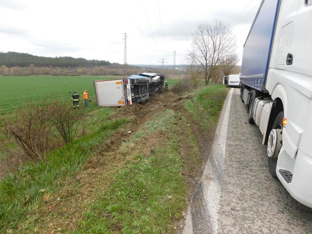 Баща и дъщеря са с опасност за живота след тежка катастрофа, затворила част от пътя Русе-Варна
