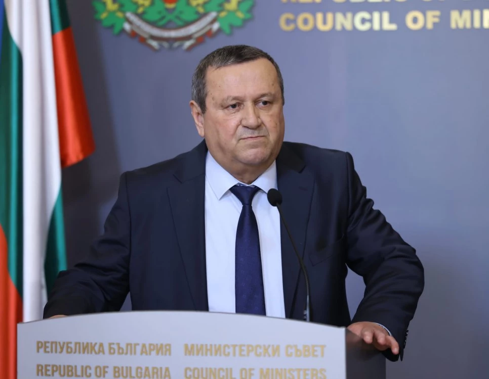 Министър Адемов: Получихме над 45 200 заявления за помощта от 20 евро  за гориво