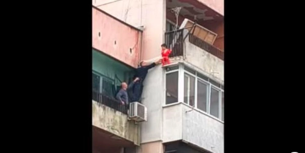 На косъм от трагедия: Полицаи спасиха 3-годишно дете от осмия етаж в Ямбол