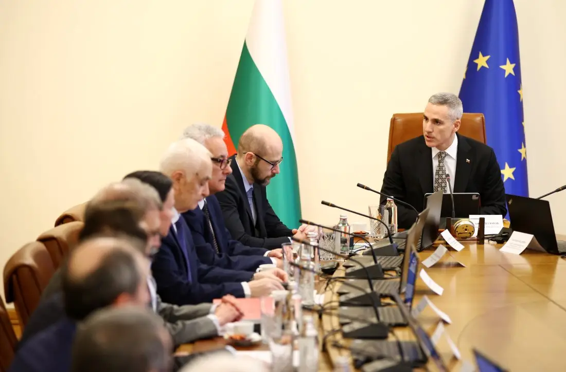 Премиерът Гюров: Ще устоим на атаките и ще осигурим избори по правилата