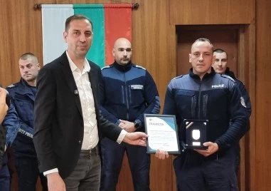 Наградиха полицаите, спасили детето от трагично падане в Ямбол