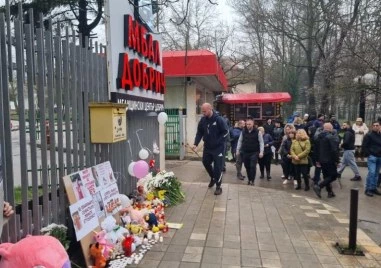 Протестно бдение пред болницата в Добрич след смъртта на 4-годишно дете