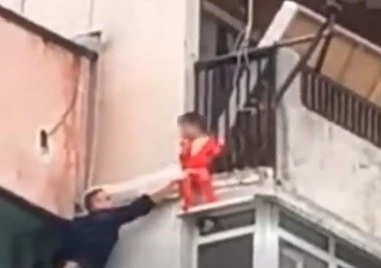 Проверяват дали детето в Ямбол не е било оставено нарочно на ръба на балкона