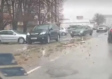След дъждовете в Пловдив: Пещерско шосе потъна в кал и смрад ВИДЕО