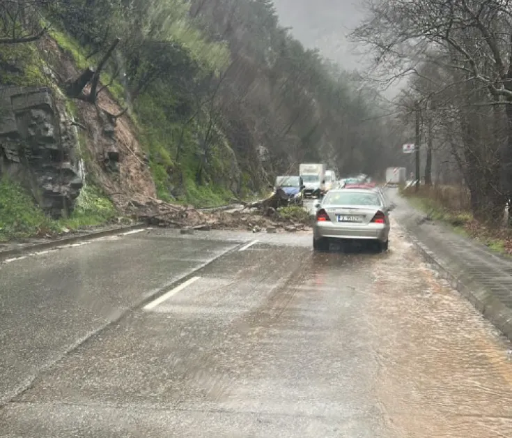 Свлачище на пътя Асеновград-Смолян СНИМКИ
