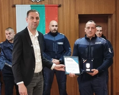 Наградиха полицаите, спасили детето от трагично падане в Ямбол