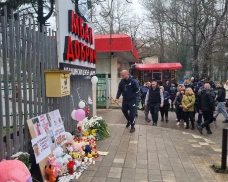 Протестно бдение пред болницата в Добрич след смъртта на 4-годишно дете