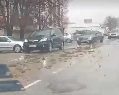 След дъждовете в Пловдив: Пещерско шосе потъна в кал и смрад ВИДЕО