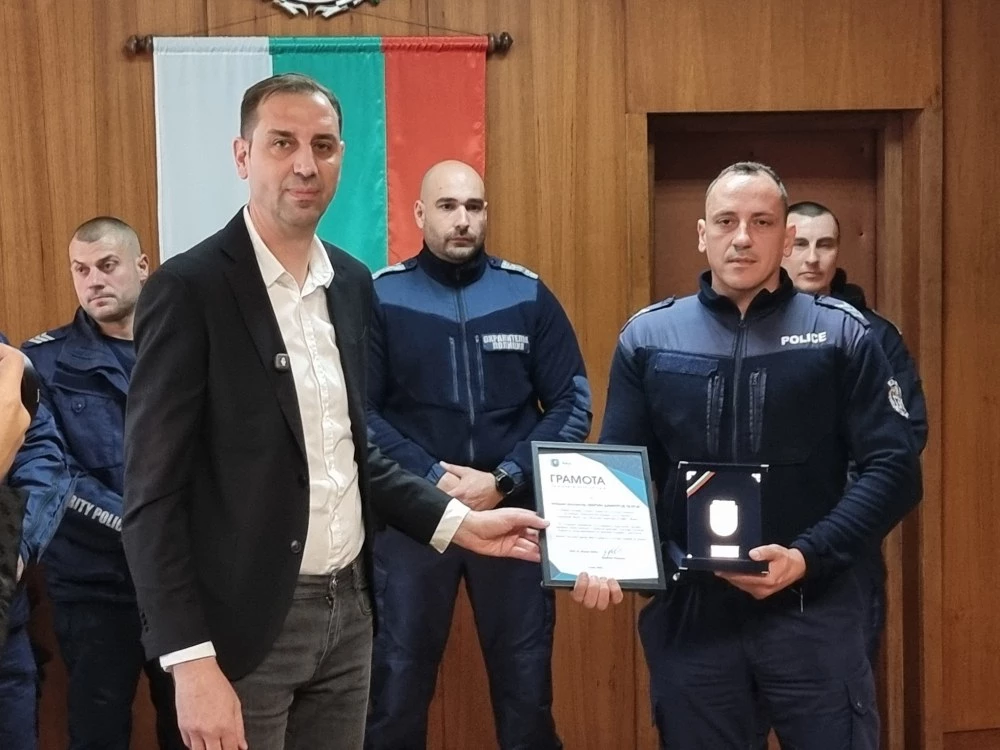 Наградиха полицаите, спасили детето от трагично падане в Ямбол