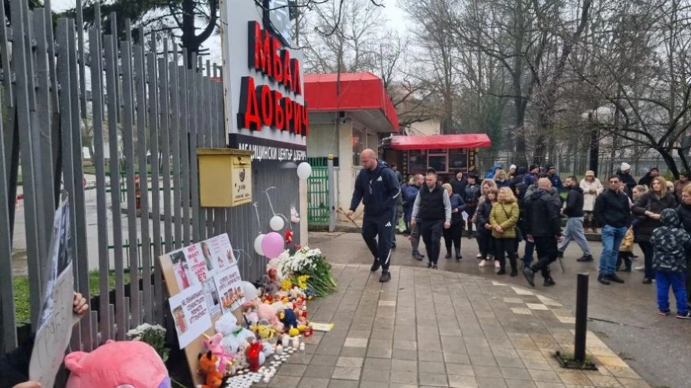Протестно бдение пред болницата в Добрич след смъртта на 4-годишно дете