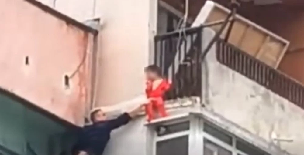 Проверяват дали детето в Ямбол не е било оставено нарочно на ръба на балкона